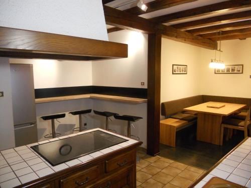 a kitchen with a sink and a table and chairs at Ferienwohnung Monseigneur 4 Bis 6 Personen in Obernai