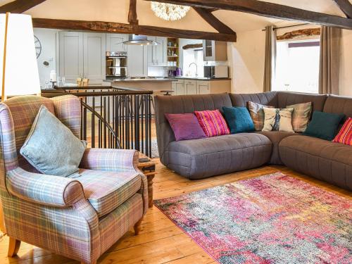ein Wohnzimmer mit einer Couch und zwei Sesseln in der Unterkunft Forge Cottage in Keswick