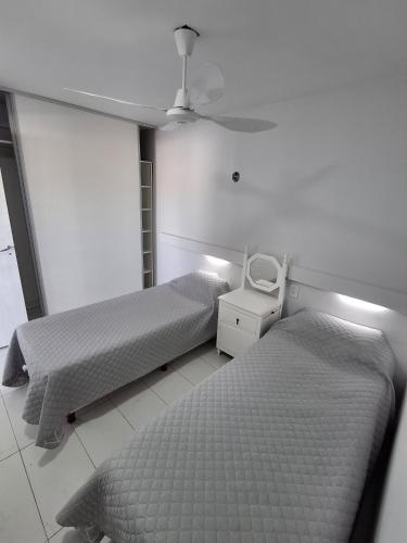 a bedroom with two beds and a ceiling fan at Apart de la Plaza in San Fernando del Valle de Catamarca