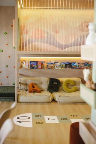 a living room with a couch and a bed at M'AR De AR Muralhas in Évora