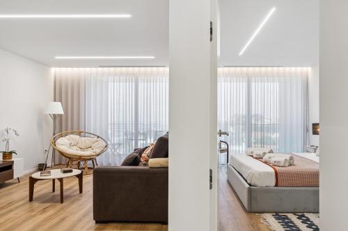 a living room with a couch and a bed at GuestReady - Beautiful getaway in Gaia in Vila Nova de Gaia