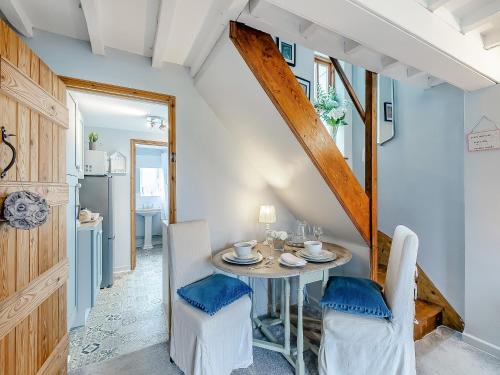 ein Esszimmer mit Tisch und Stühlen in der Unterkunft Crompton Cottage in Bretforton