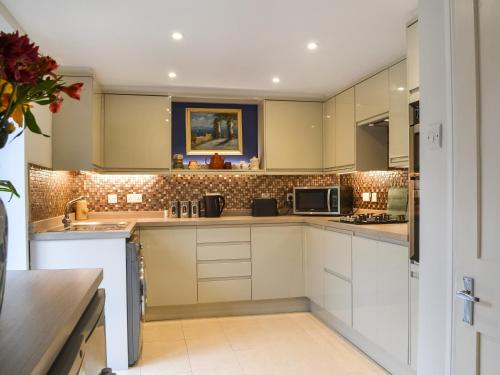 Una cocina o zona de cocina en Seaside Grandad's