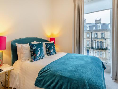 Una cama o camas en una habitación de Derwent House Apartments - Everley - Uk46785