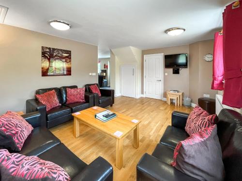 un soggiorno con divani e un tavolo di Katies Corner - Uk49741 a Fulletby
