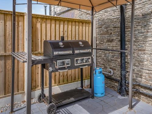 Kemudahan BBQ tersedia untuk tetamu di rumah percutian