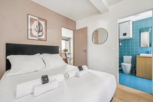 Ένα μπάνιο στο Double Apartment l 15min from Eiffel Tower by Car