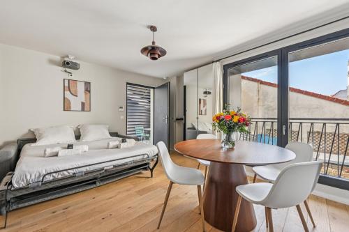 Ένα ή περισσότερα κρεβάτια σε δωμάτιο στο Double Apartment l 15min from Eiffel Tower by Car