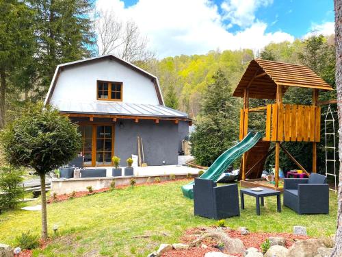 Horský dům pod přehradou u sjezdovky a potůčka v horách