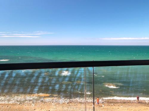 ウエストワード・ホーにあるThe Balconyの海の景色を望むビーチから見渡せる客室です。