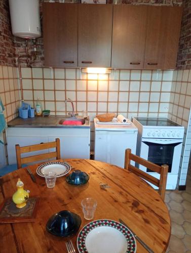 une cuisine avec une table en bois et des plaques de cuisson. dans l'établissement studio à 50 m de la plage , idéal pour 2, avec parking 2NOUMÉA35, à Canet