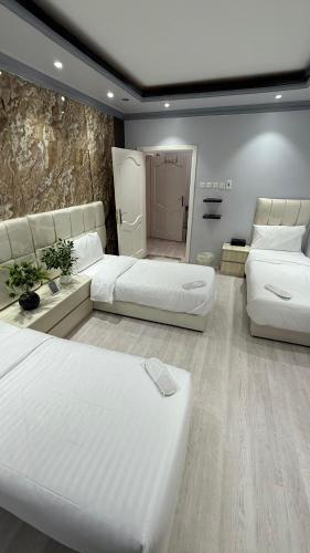 Ein Bett oder Betten in einem Zimmer der Unterkunft شرفة أحد Suite