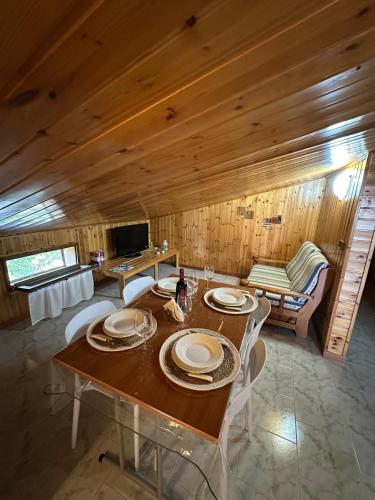 una sala da pranzo con tavolo e sedie in una cabina di House Bellavista a Sassari