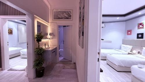 Ein Bett oder Betten in einem Zimmer der Unterkunft شرفة أحد Suite