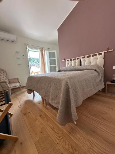 スカルリーノにあるA CASA DI LEO B&B Country Houseの毛布がかけられたベッドのある寝室