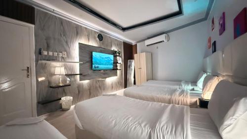 Ein Bett oder Betten in einem Zimmer der Unterkunft شرفة أحد Suite