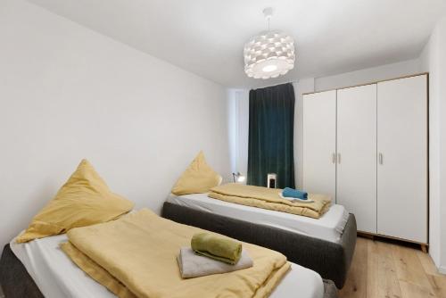 two beds in a small room with at Bergblick Apartments in Radolfzell am Bodensee