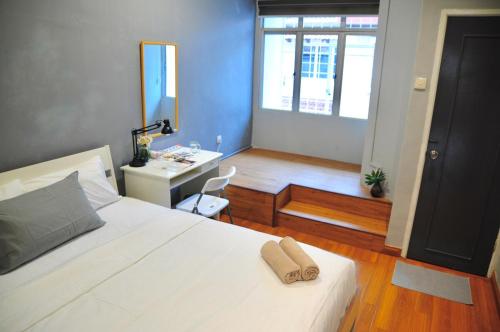 a bedroom with a bed and a desk and a mirror at GRAYHAUS BU4 5BR House - Bandar Utama, near 1 Utama - Stay Only NO EVENTS in Petaling Jaya