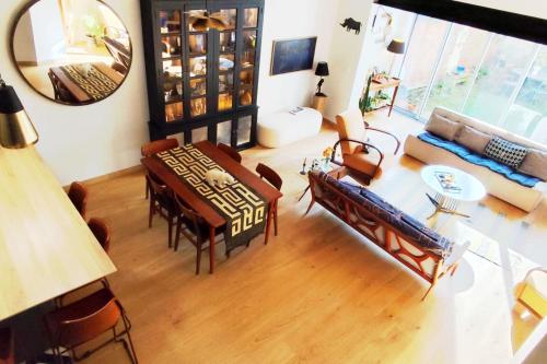 - un salon avec une table et des chaises dans l'établissement Beautiful house with garden in Bordeaux, à Bordeaux