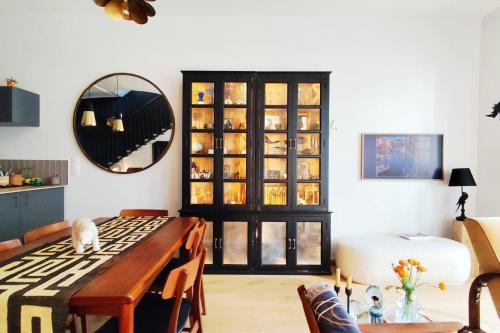 une salle à manger avec une table et un miroir dans l'établissement Beautiful house with garden in Bordeaux, à Bordeaux
