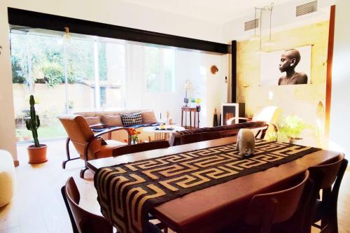 un salon avec une table et un canapé dans l'établissement Beautiful house with garden in Bordeaux, à Bordeaux