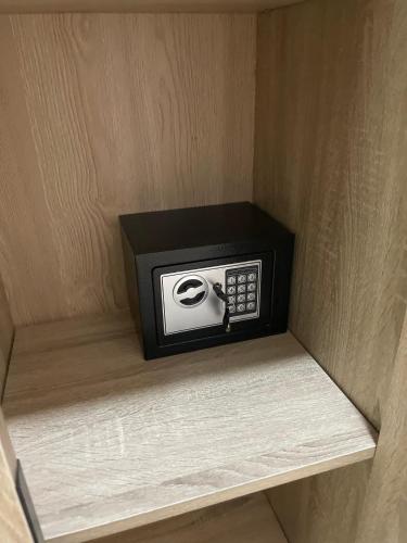 a microwave sitting on a shelf in a room at فندق شركة صلاح المدينة in Az Zāhir