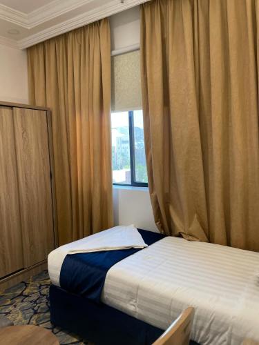 a hotel room with two beds and a window at فندق شركة صلاح المدينة in Az Zāhir