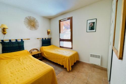 une chambre avec deux lits et un miroir dans l'établissement Bright cosy nest - view - La Salle-les-Alpes, à La Salle Les Alpes