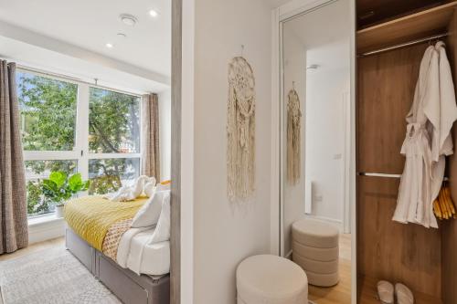 Ένα μπάνιο στο Apartment in Wimbledon with Cinema, Gym, Game Room! Upto 30 Percent OFF