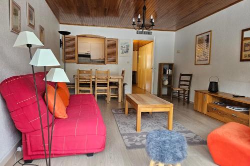un salon avec un canapé rose et une salle à manger dans l'établissement Apartment with balcony just next to ski slope, à La Salle Les Alpes