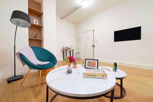 une chambre avec une table, un ordinateur portable et une chaise dans l'établissement Fresh large studio for 4, à Paris