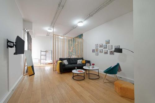 un salon avec un canapé et une table dans l'établissement Fresh large studio for 4, à Paris