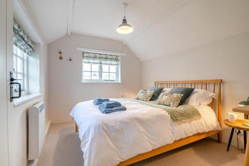 En eller flere senge i et værelse på Periwinkle Cottage - Bridport