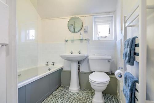 Et badeværelse på Periwinkle Cottage - Bridport