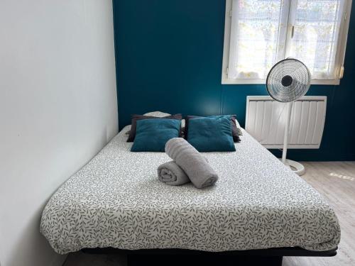 - une chambre avec un lit aux murs bleus et un ventilateur dans l'établissement ღ Le Désiré - Studio Proche Mer, Port et Centre, à La Rochelle