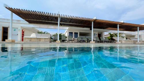 Piscinas con vista increible, bar, música y playa