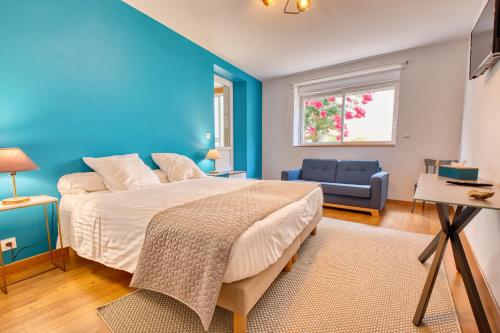 a blue bedroom with a bed and a blue wall at Gite L'Envie d'Eymet in Eymet