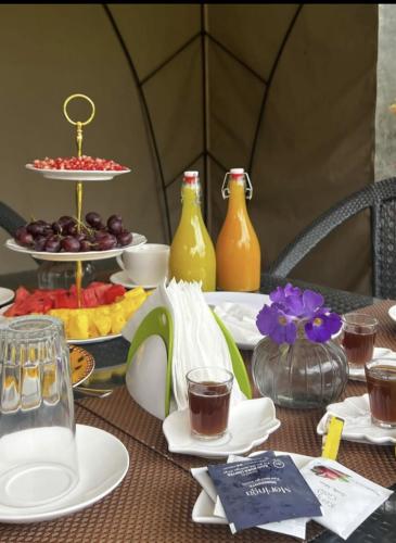 ナイロビにあるSarayu Wellness Instituteのテント内のテーブル