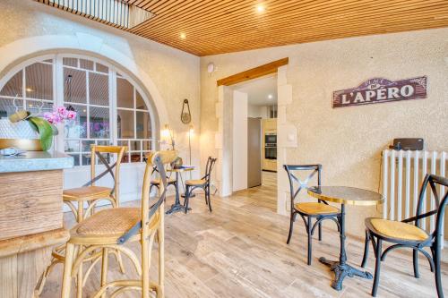 a restaurant with tables and chairs and a bar at Gite L'Envie d'Eymet in Eymet