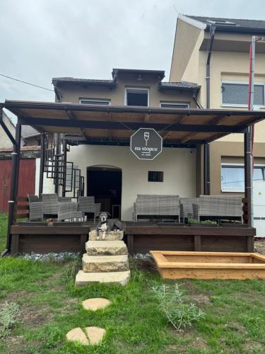 Un edificio con un pabellón con un perro debajo. en Apartmán Na Stopce, en Zaječí