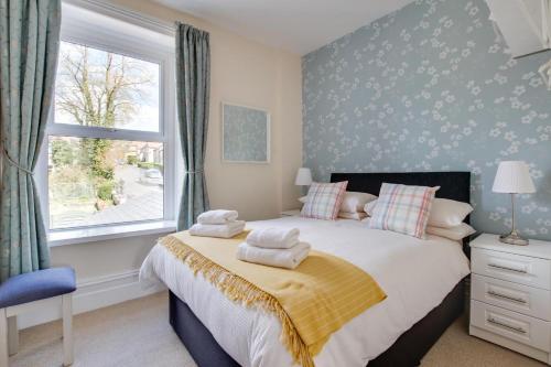 une chambre avec un lit avec des serviettes dessus dans l'établissement Araglen, à Matlock