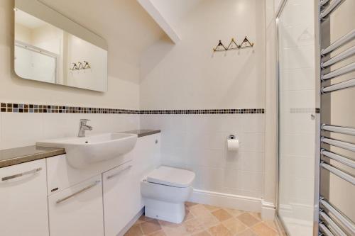 une salle de bain blanche avec un lavabo et des toilettes dans l'établissement Araglen, à Matlock