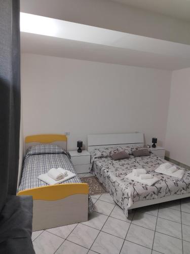 two beds in a room with two beds sidx sidx sidx sidx at Le dimore di Genny 2 in Medole