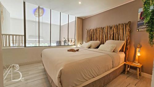 ein Schlafzimmer mit einem großen Bett mit einer Katze drauf in der Unterkunft Résidence de Porticcio youyoube2 in Porticcio