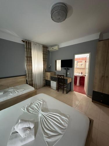 Giường trong phòng chung tại Hotel Niagara