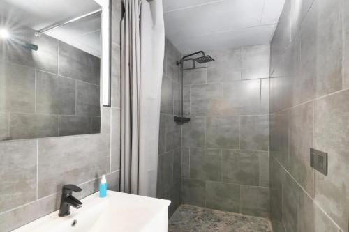 Ένα μπάνιο στο Suite con terraza y jacuzzi privada en Maspalomas