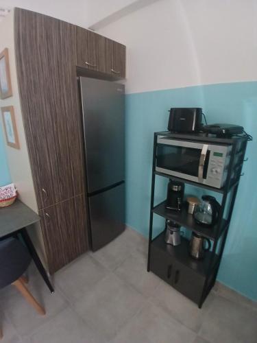 Dapur atau dapur kecil di Ηome & Garden with parking close to Olympic Stadium