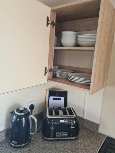 Una cocina o cocineta en The Seaflower - With Lake Views