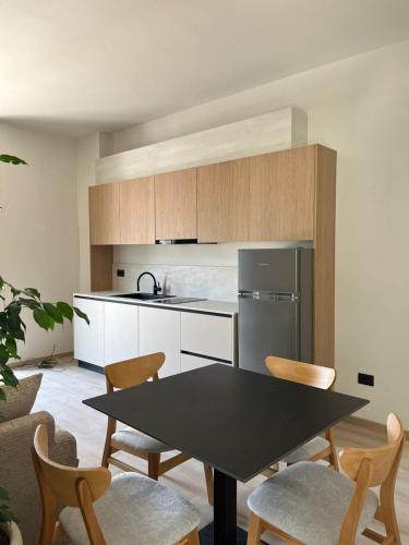 Η κουζίνα ή μικρή κουζίνα στο Emera Apartments