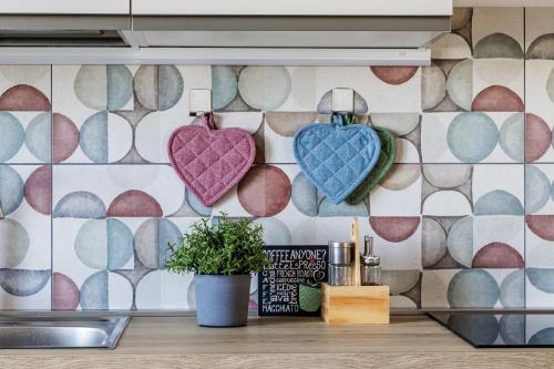 Una cocina con corazones colgados en una pared. en Skyline Ottavo Cielo, en Módena